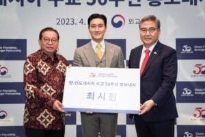 Minister of Foreign Affairs Park Jin (right) and Indonesian Ambassador to Korea Gandi Sulistiyanto (left) on April 10 pose for a photo with Choi Siwon, a member of the K-pop boy band Super Junior who was appointed promotional ambassador to mark the 50th anniversary of Korea's relations with Indonesia. (Ministry of Foreign Affairs)